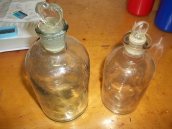 2 frascos esmerilhados antigos.