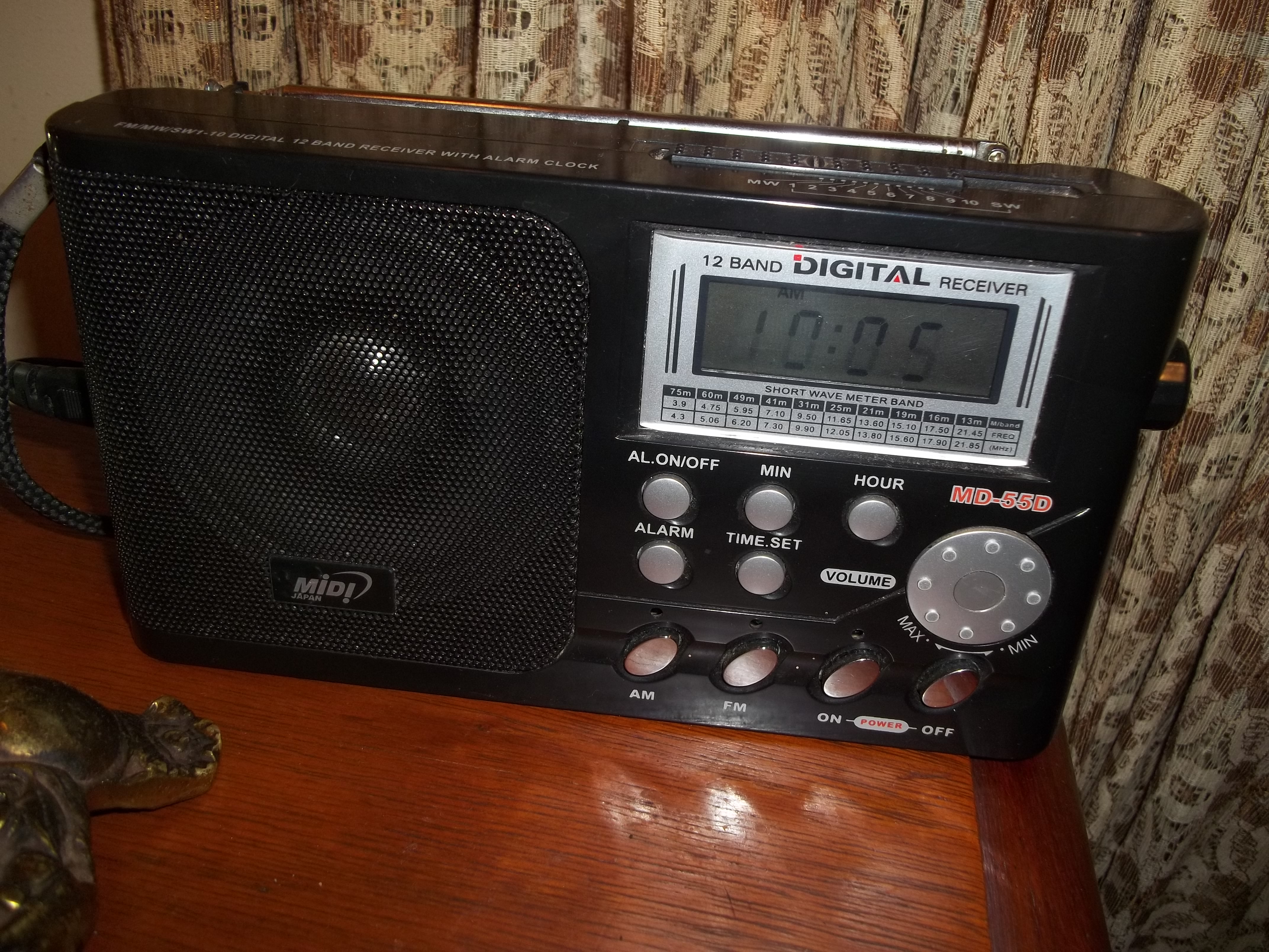 Rádio marca MIDI, modelo MD550, Japão.
