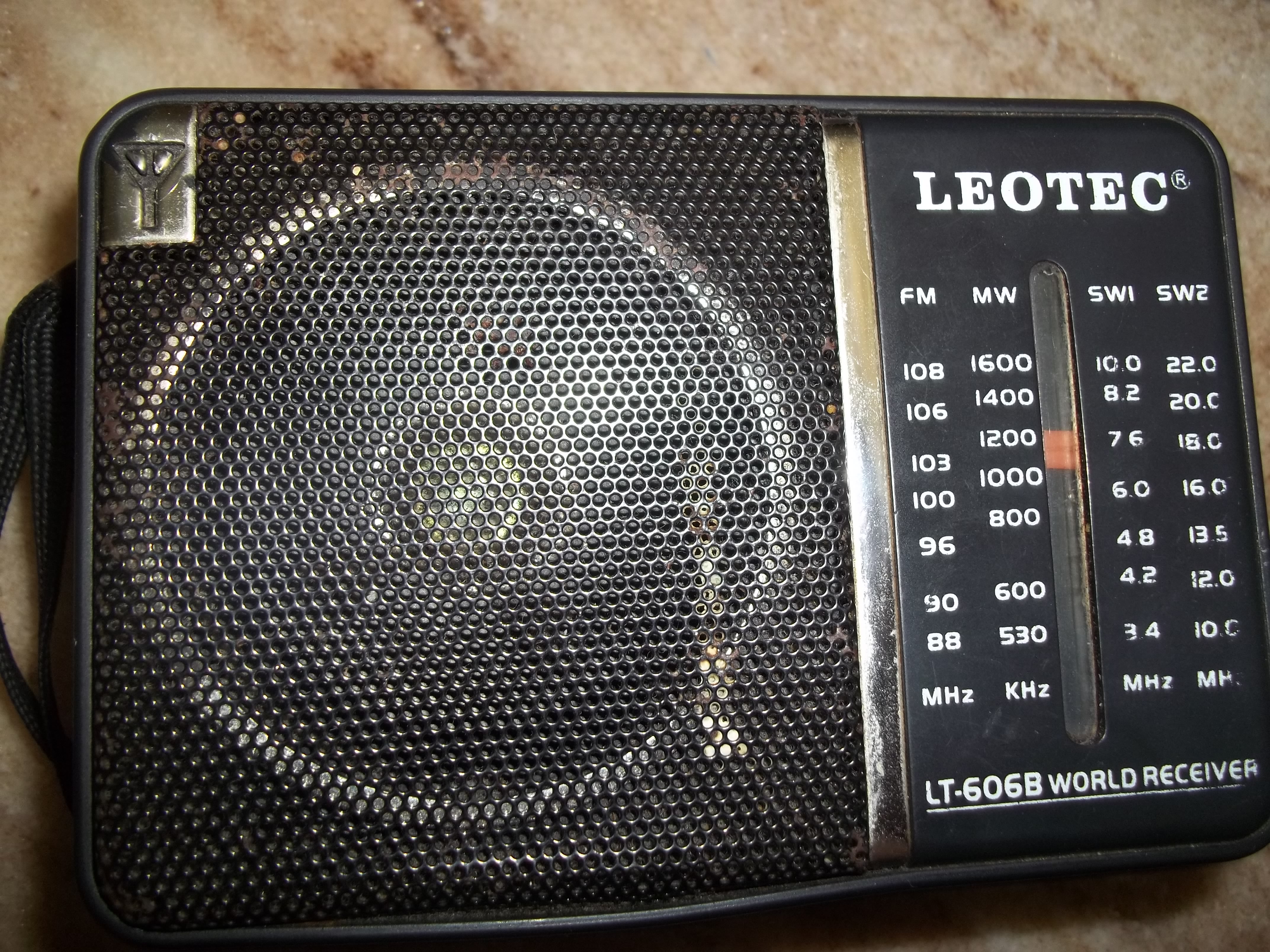 Meu Rádio Portátil de Pilhas, LEOTEC, Modelo LT-606B.