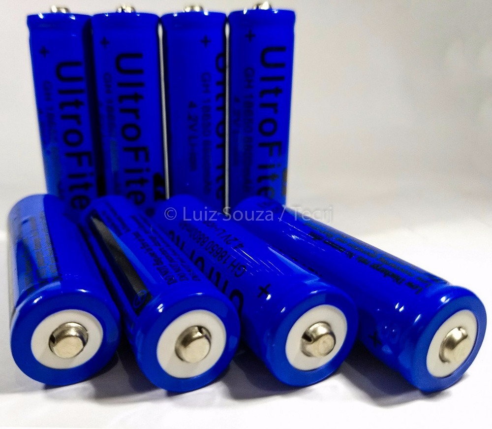Bateria de 3,7 Volts, Marca Ultrafire, Modelo Similar a uma Pilha AA.