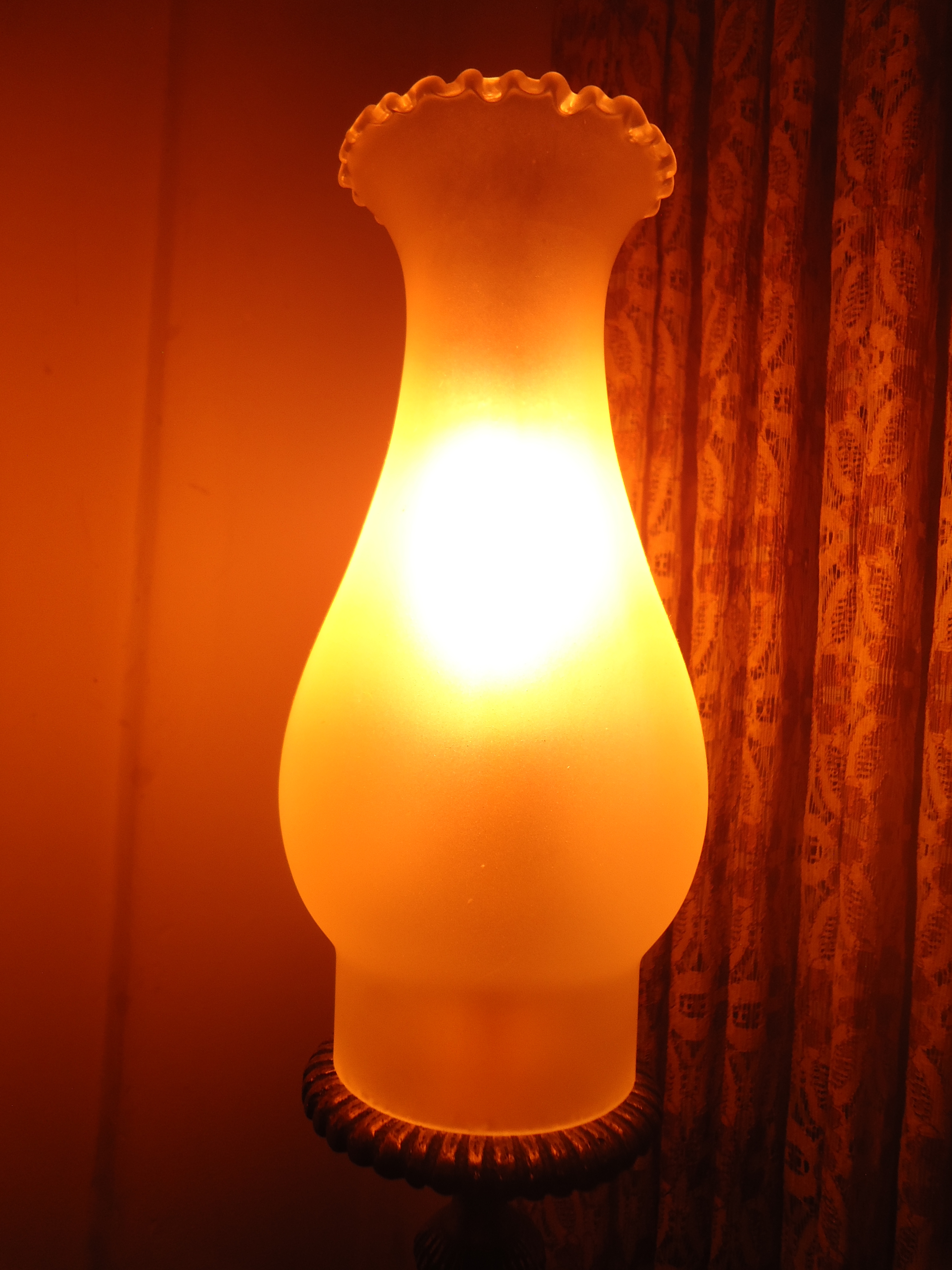 Luz do Abajur, Para Efeitos de Comparação. Fotografado com Sony Cybershot DSC-W320. Modo de Configuração; Automático para Fundo Muito Iluminado, com Flash Automático.