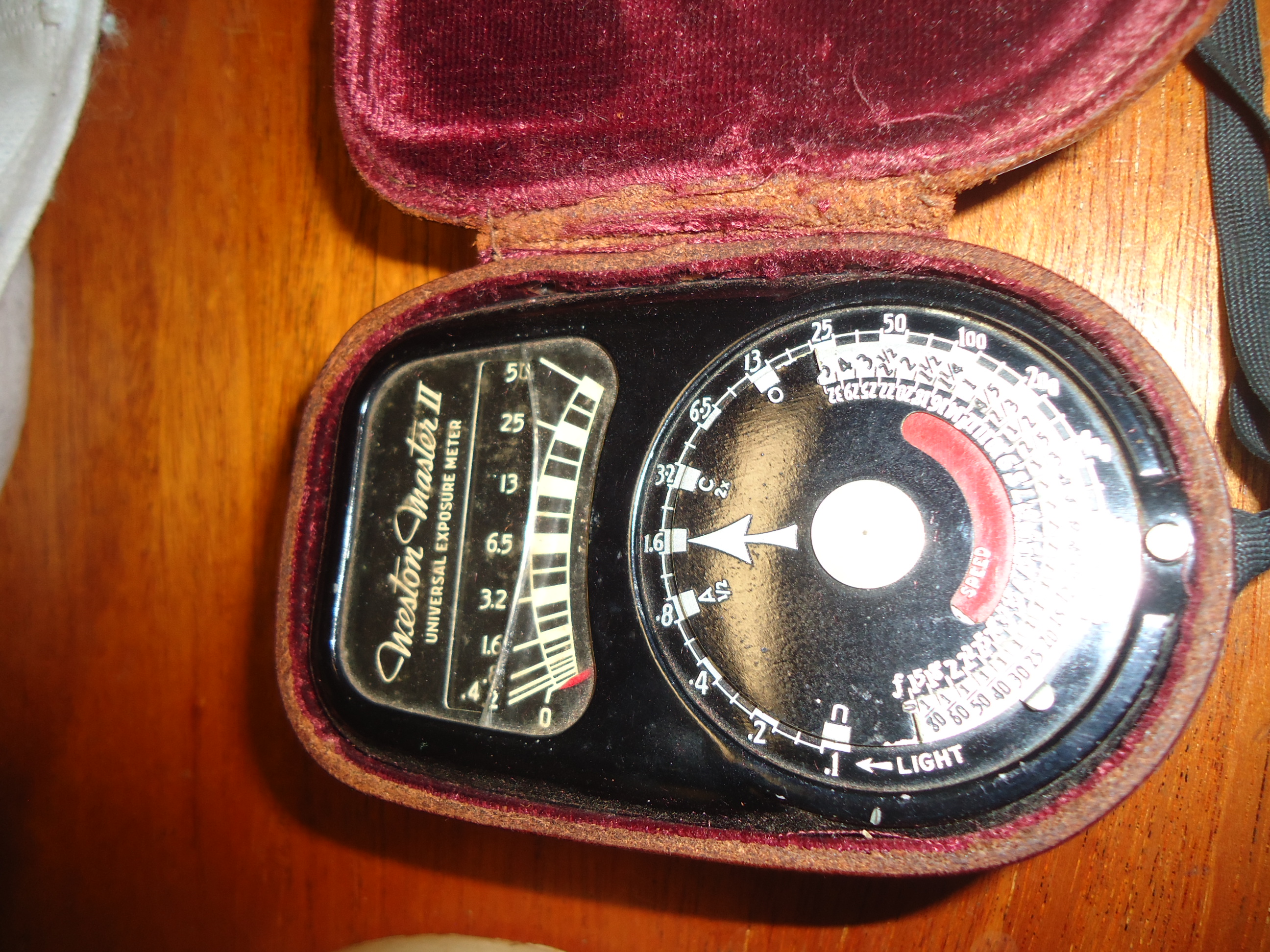 Vista da frente do Fotômetro Weston II, Modêlo 735.