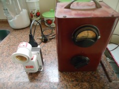 Montagem de Regulador de Voltagem Antigo, com um Autotransformador, Para Obter 220 V ou mais, a Partir da Tensão de 127 V, da Tomada.
