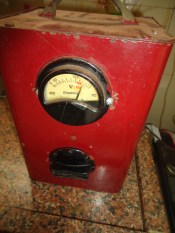 Um Antigo Regulador de Voltagem Para TVs de Tubo, Marca Amperlux, Anos 60.