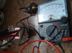 Medindo a Tensão de Saída do Autotransformador, com Multímetro Analógico.