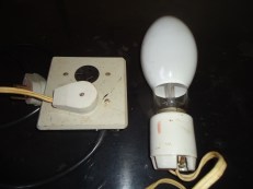 Lâmpada de Luz Mista, de 250 W, 220 V, Marca Philips, Brasil, Antiga (1985). Soquete de Porcelana E40.