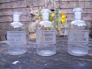 Frascos de Vidro do Século XIX, para Laboratório, Tampa Esmerilhada e Rótulos Gravados com Fluoreto e Ácido Sulfúrico.