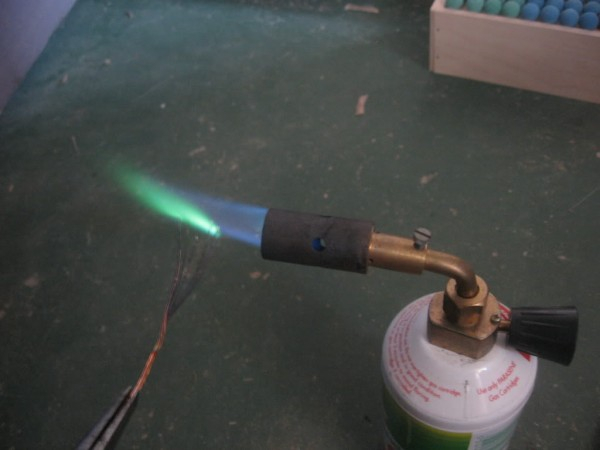 Ensaio de Beilstein, Mas Aqui Usado para Identificar PVC, Um plástico Clorado.