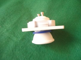 Mostrando que a Lâmpada LED Refletora Mini, Encaixa no Suporte que Fixava a Antiga Plaqueta de LEDs.