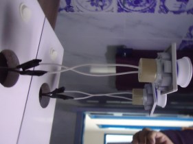 Lâmpada LED Refletora Dicroica, Inserida no Suporte e no Soquete GU10, Ligado.