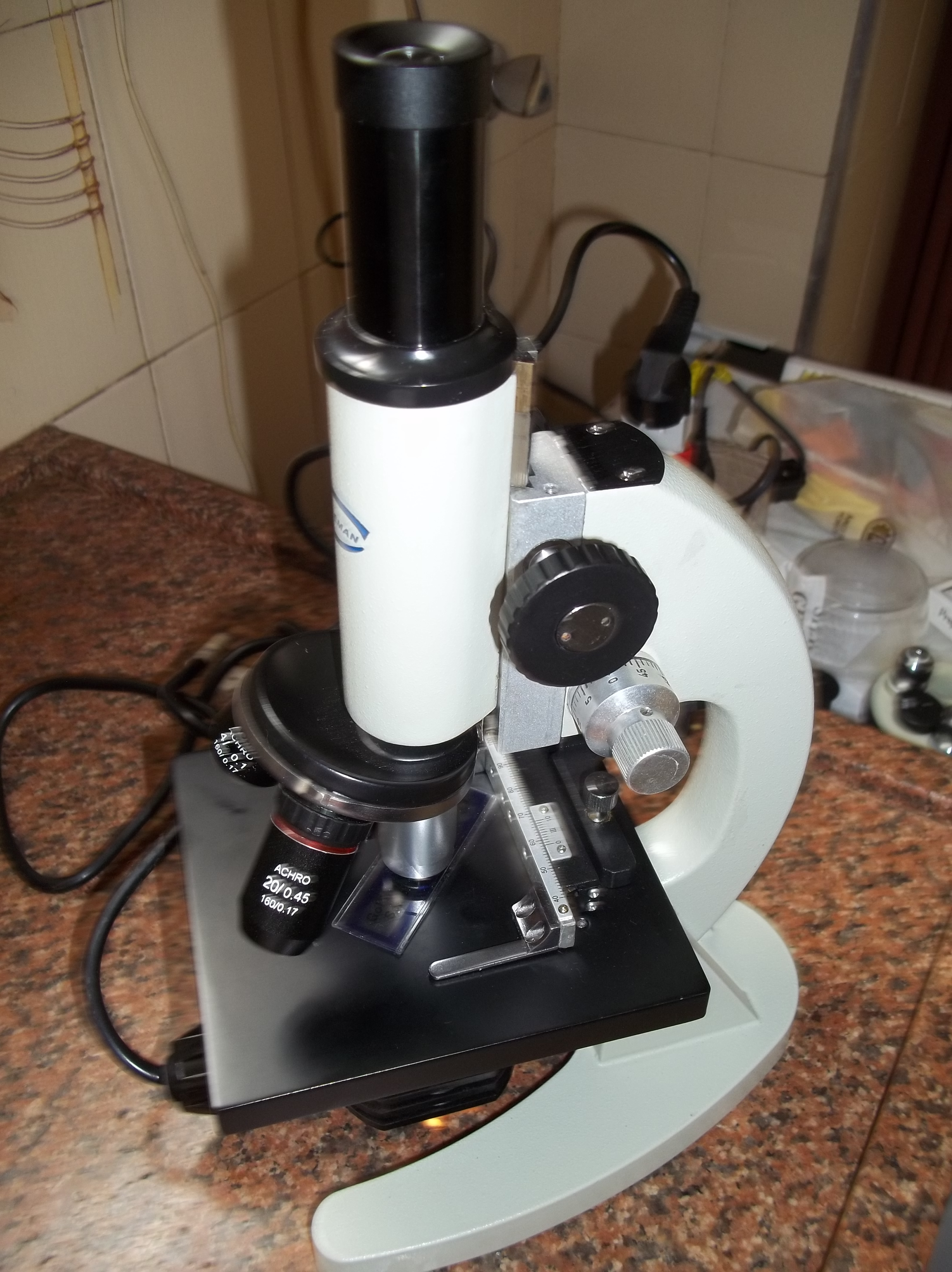 Microscópio Coleman Modelo 16-A.