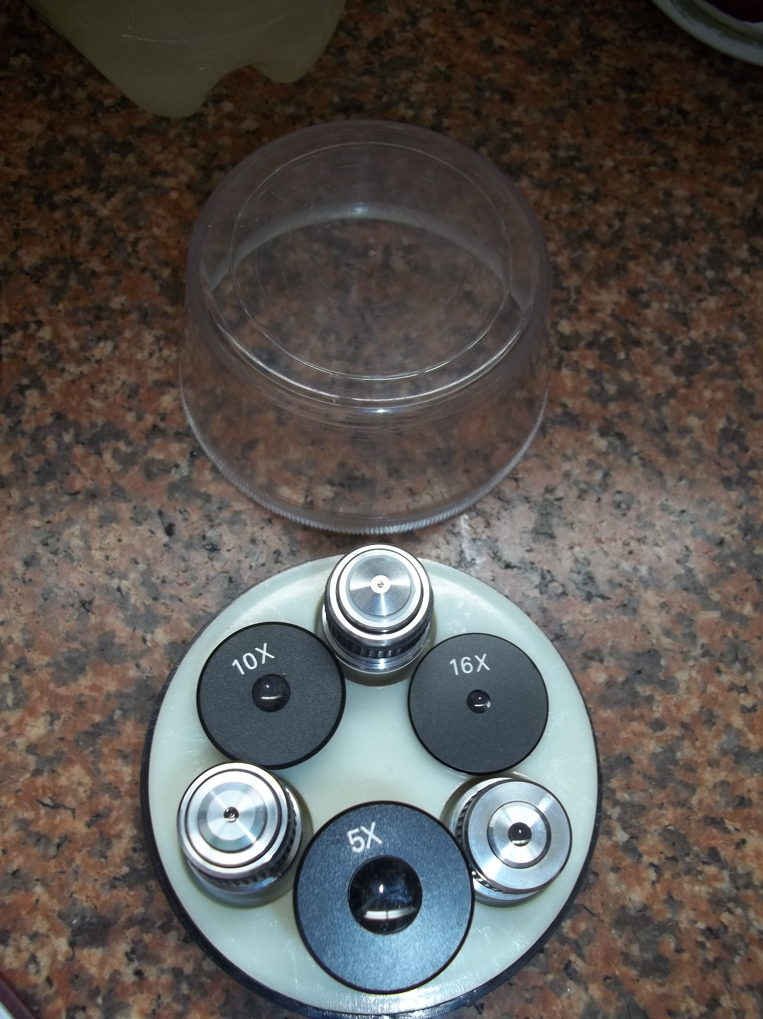 Estojo com as Três Oculares e Três Objetivas acromáticas. Marca Coleman, Brasil.