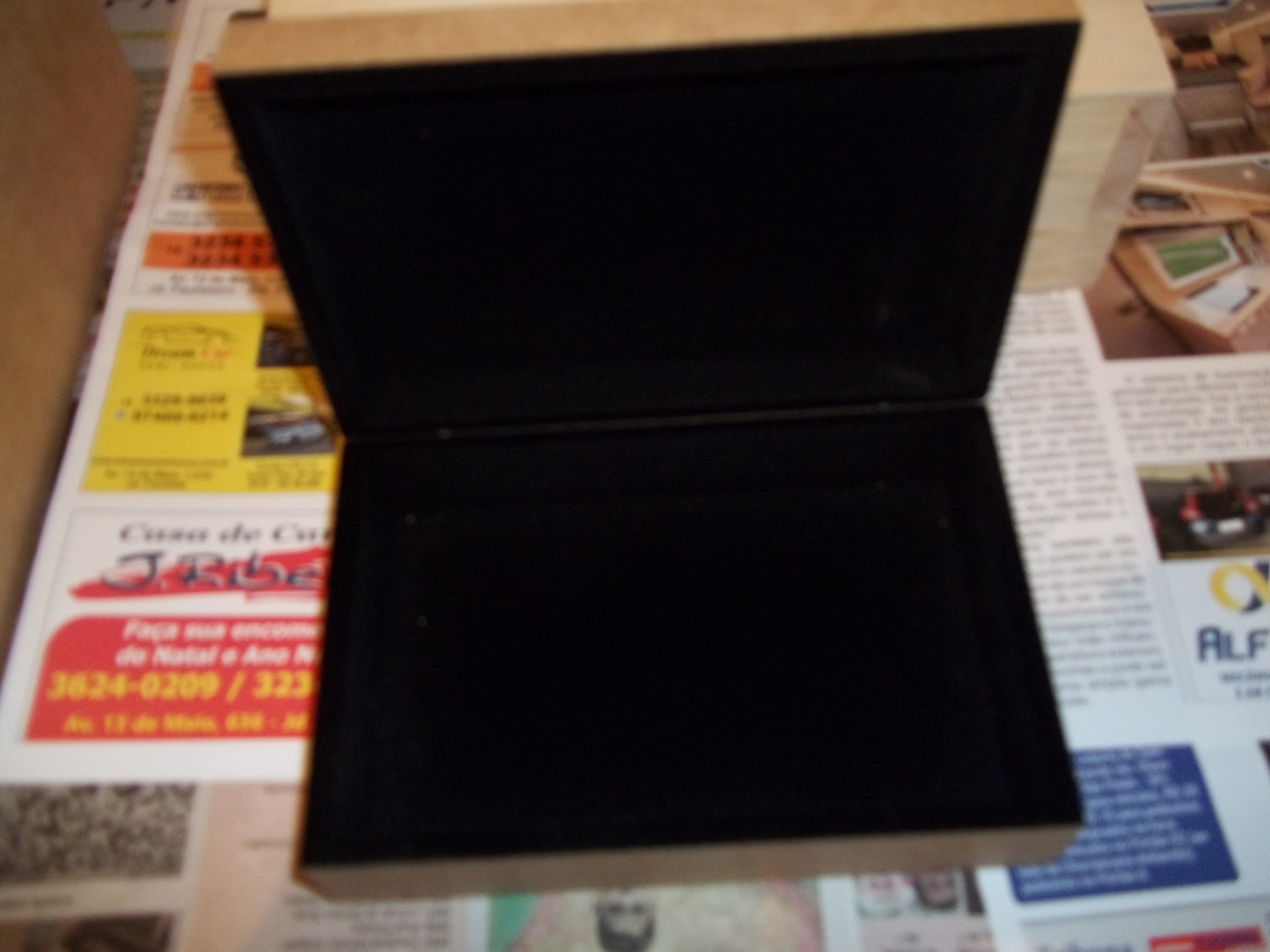 Caixa de MDF, Forrada Internamente com Veludo Preto.