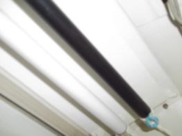 Parte Superior da Cabine Para Visualizar Cromatogramas, Mostrando as Lâmpadas.