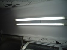 Luminária Fluorescente Para duas Lâmpadas de 40 W. Marca Blumenau Iluminação. Consertada e Acesa.