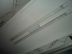 Luminária Fluorescente para Duas Lâmpadas de 40 W. Consertada e Desligada.