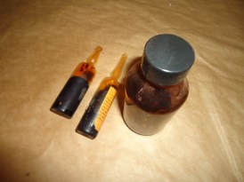 Ampolas de Bromo Líquido, Marca QEEL, e Frasco com Tampa de Rosca e Batoque de Prolipropileno,