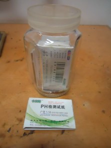 Frasco de Vidro Fechado, Para Armazenar Blocos de Papéis Indicadores. FEDERMAN NETO, A. (2017).