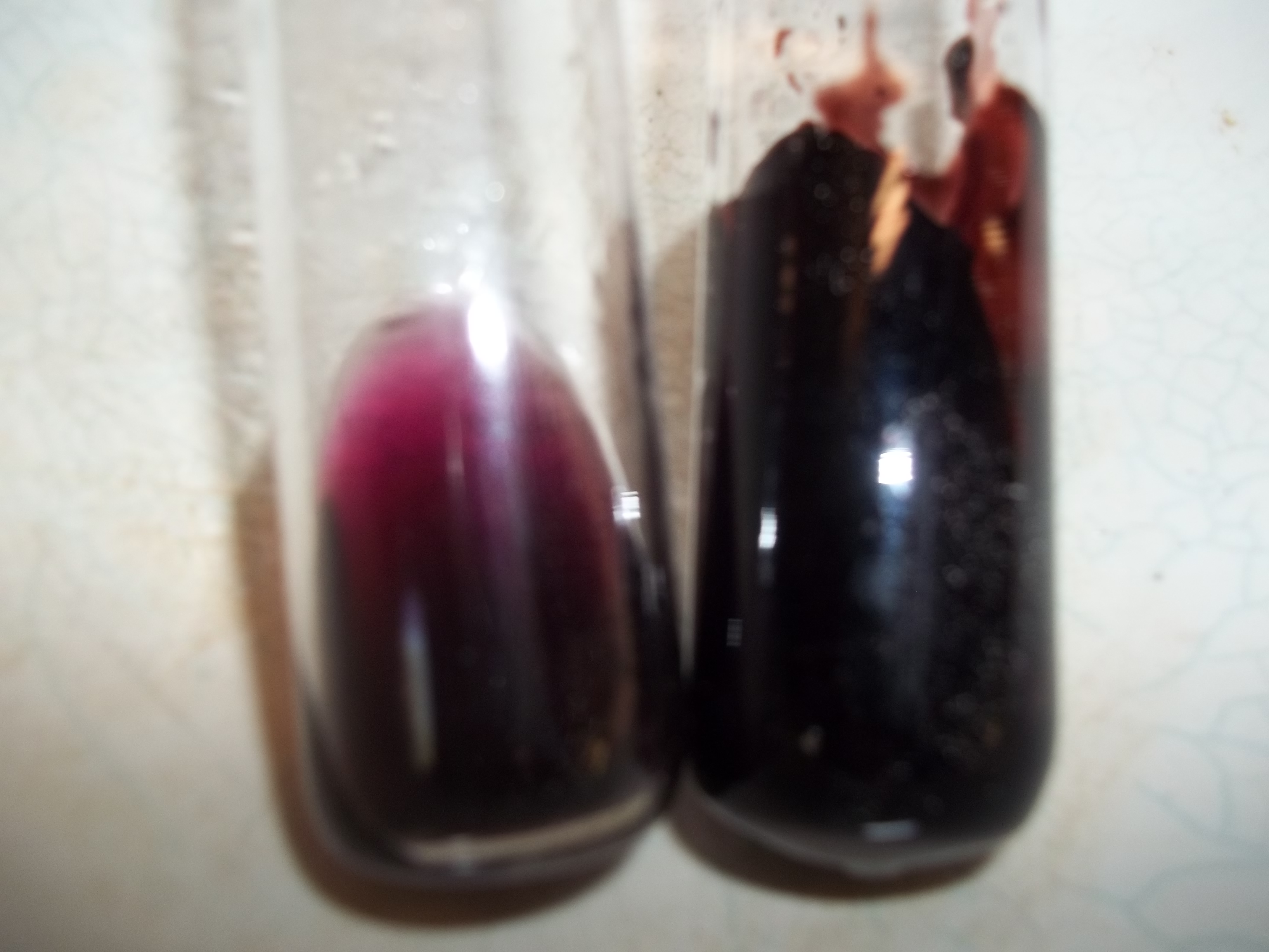 Soluções sulfúricas de Acetilferricínio (esquerda) e 1,1-Diacetiferricínio (DIreita).