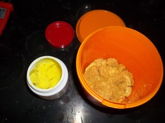 Ácido Pícrico. Melhor se embalado em frascos plásticos, Umedecido com 30 a 40 de água.