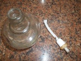 Colocando Fita de Teflon na Espiga do Queimador de Uma Lamparina de Álcool Para Torná-la Mais Segura.