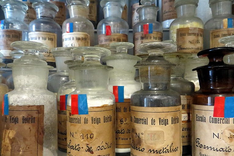 Antigos Frascos de Reagentes Químicos.