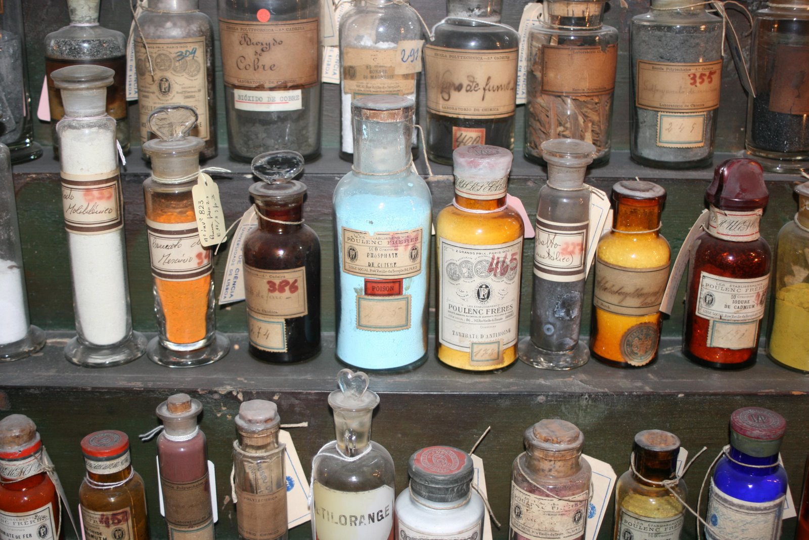 Antigos Frascos de Reagentes e Produtos Químicos; Fonte da Imagem, Ver texto.